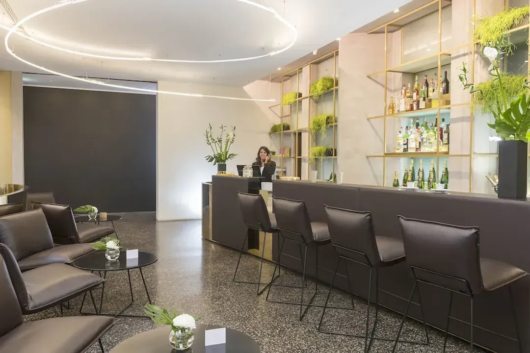 Lobby lounge