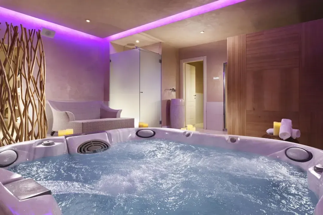 Indoor spa tub