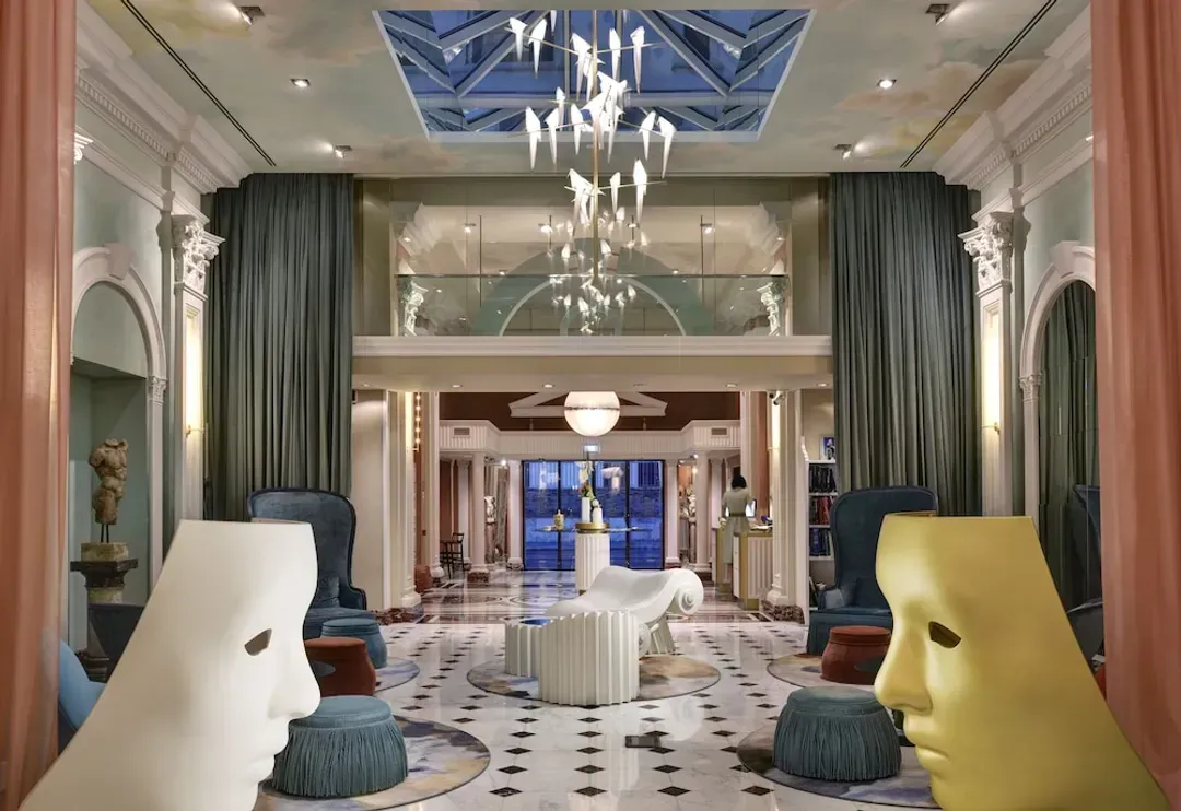 Lobby lounge