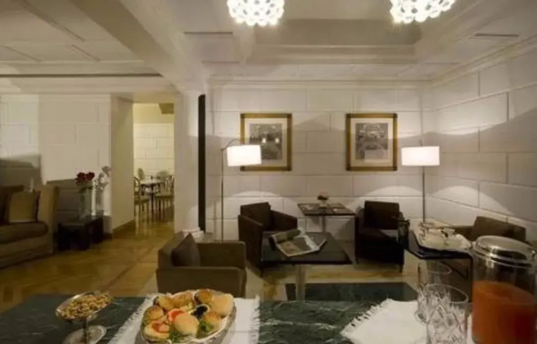 Lobby lounge