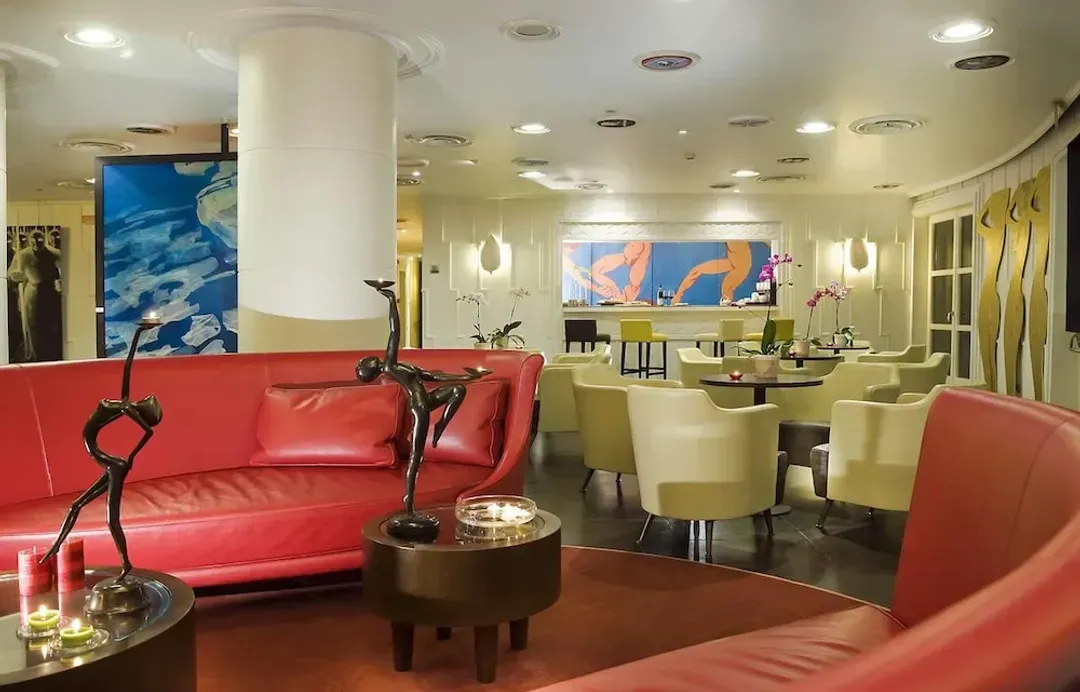 Lobby lounge