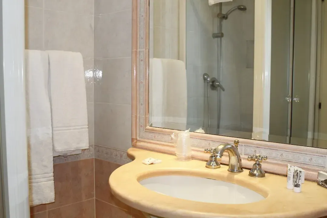 Bathroom sink