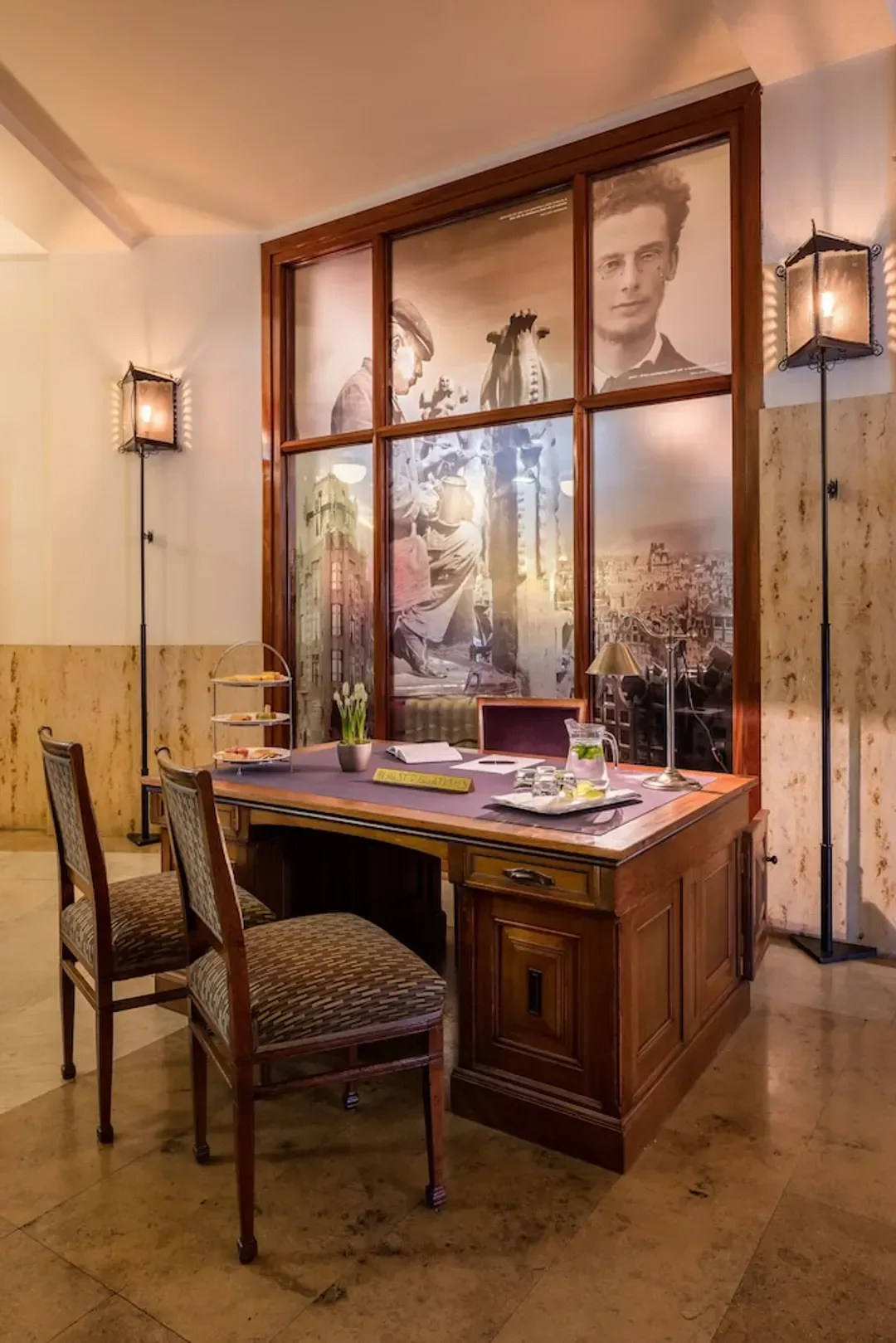 Lobby lounge