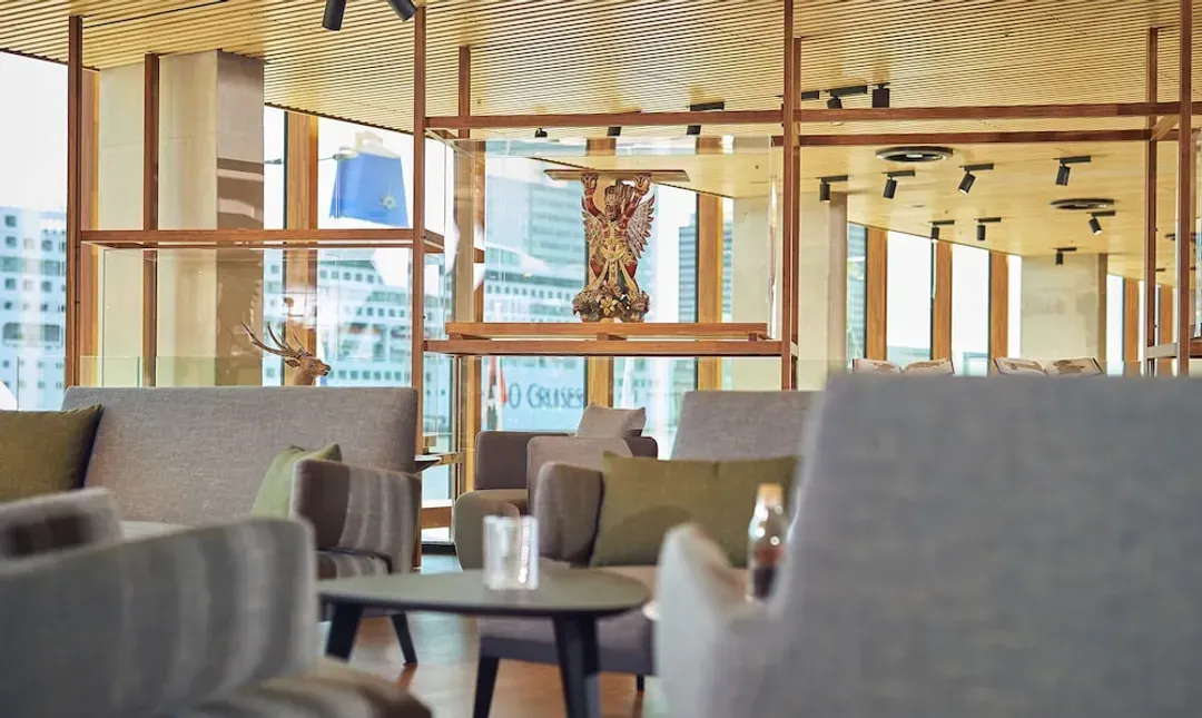 Lobby lounge