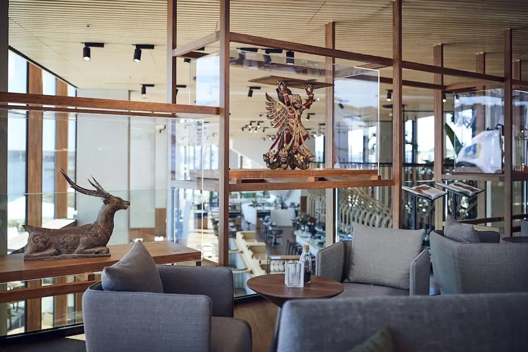 Lobby lounge