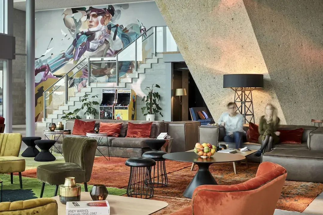 Lobby lounge