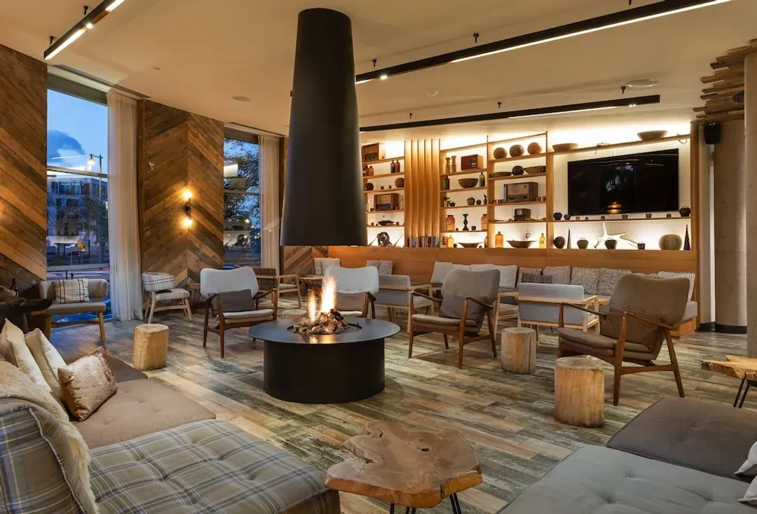 Lobby lounge