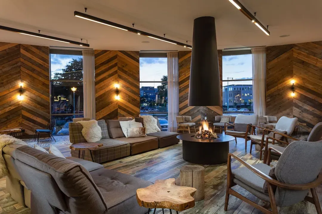 Lobby lounge