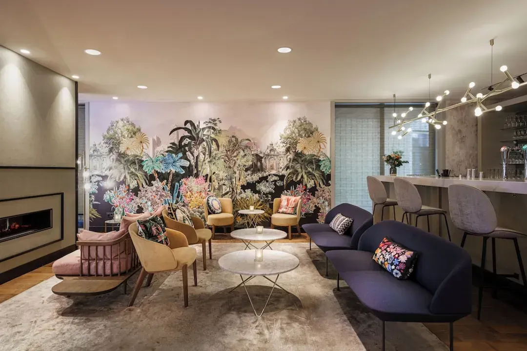 Lobby lounge