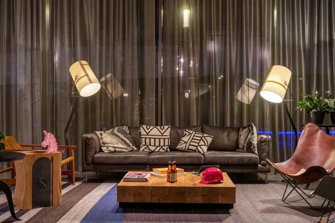 Lobby lounge