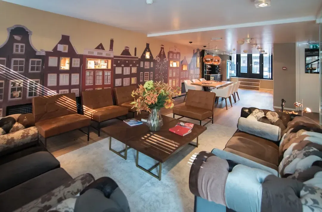 Lobby lounge