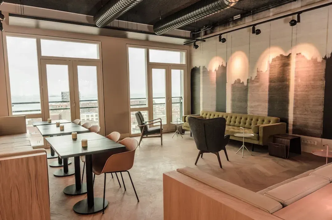 Lobby lounge