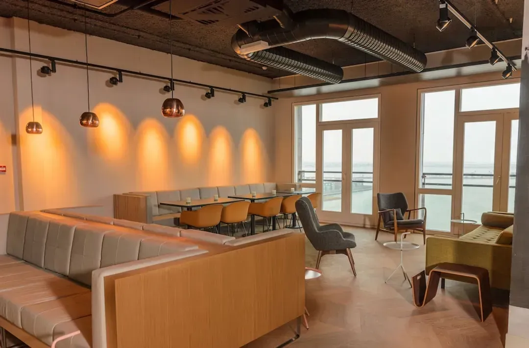 Lobby lounge
