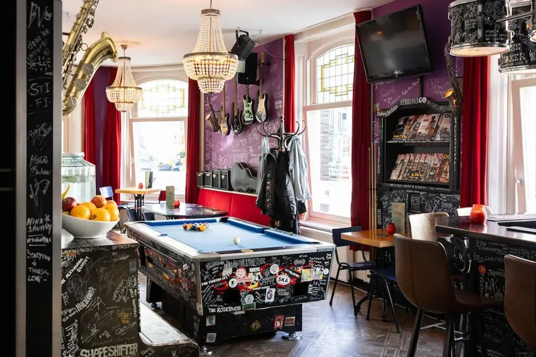 Lobby lounge
