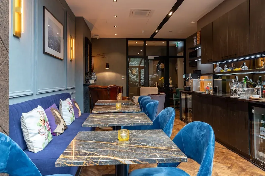 Lobby lounge