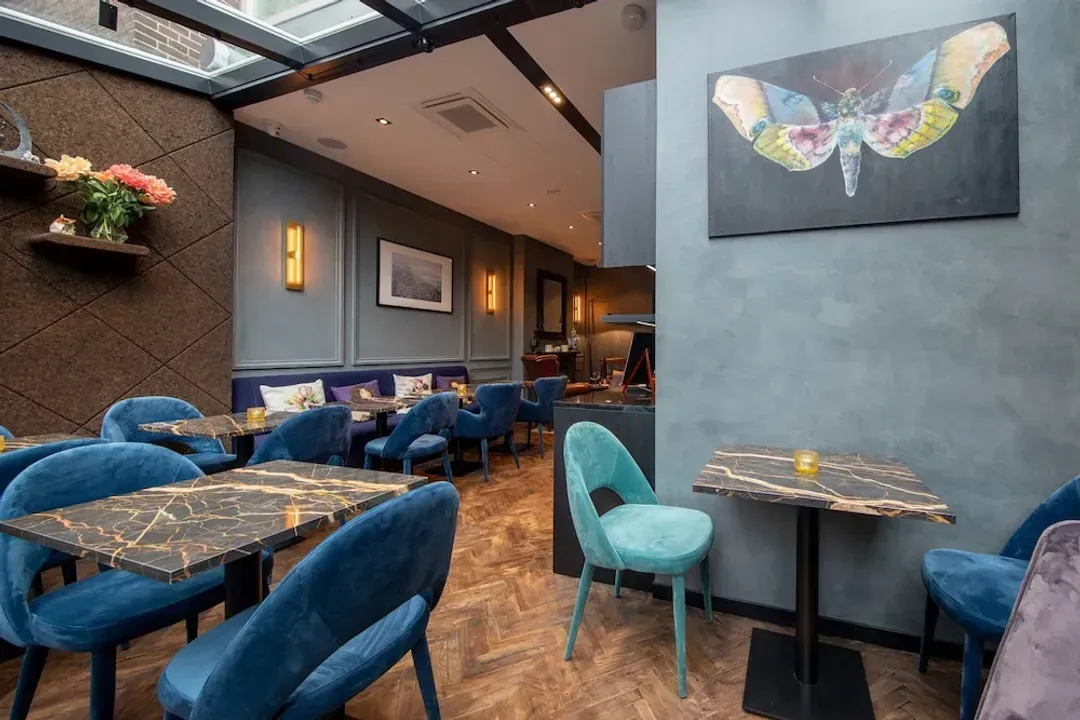 Lobby lounge