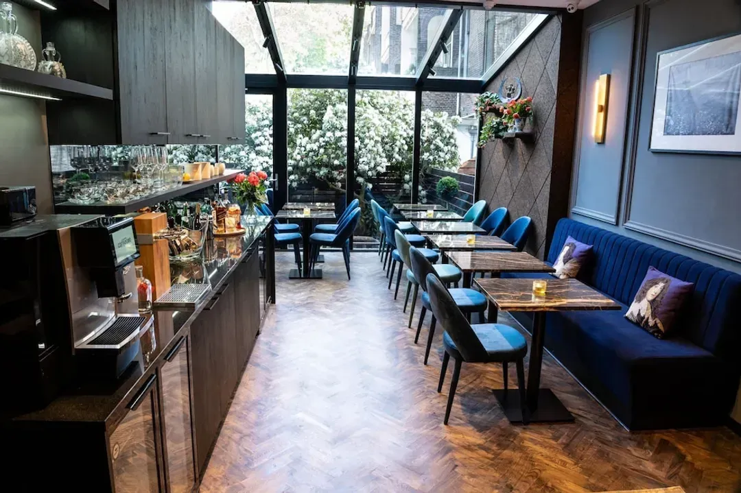 Lobby lounge