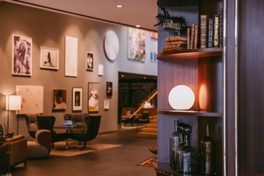 Lobby lounge