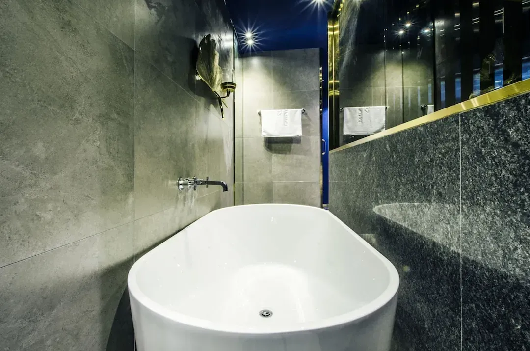 Deep soaking bathtub