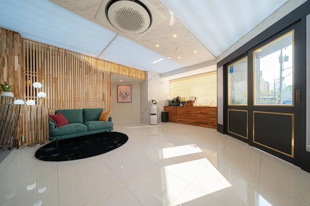 Lobby lounge