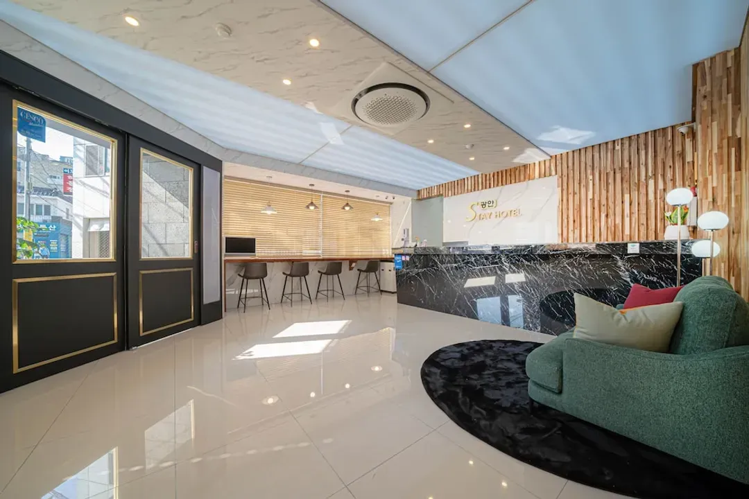 Lobby lounge