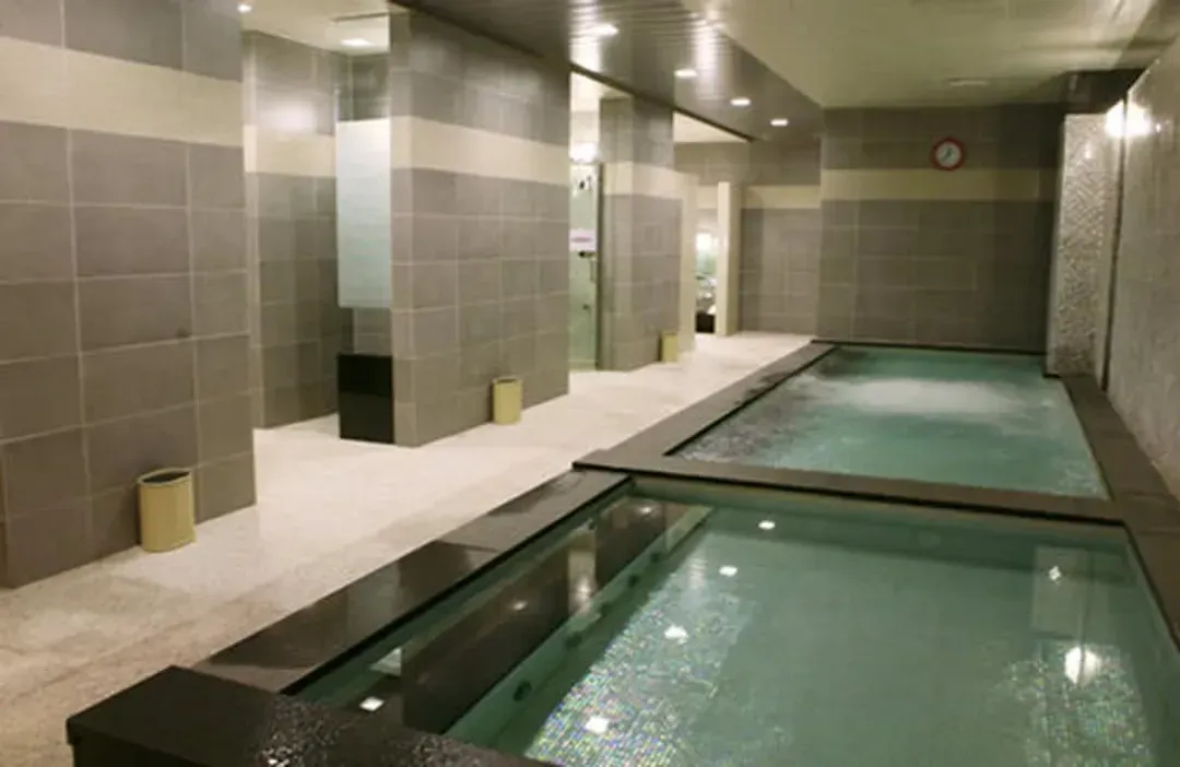 Indoor spa tub
