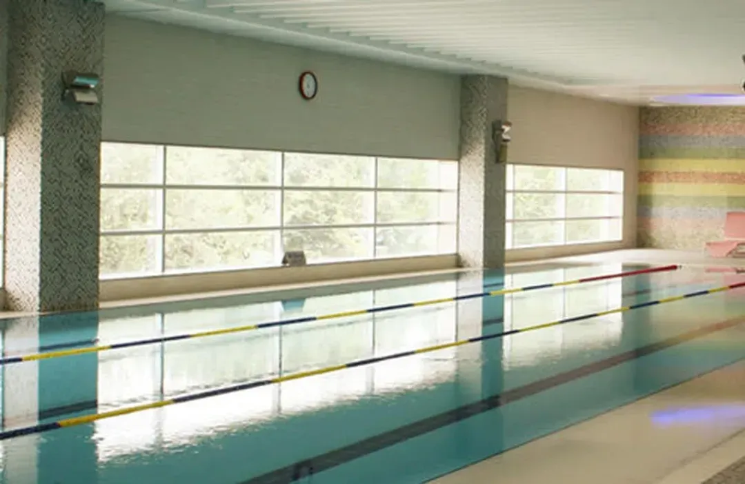 Indoor/outdoor pool