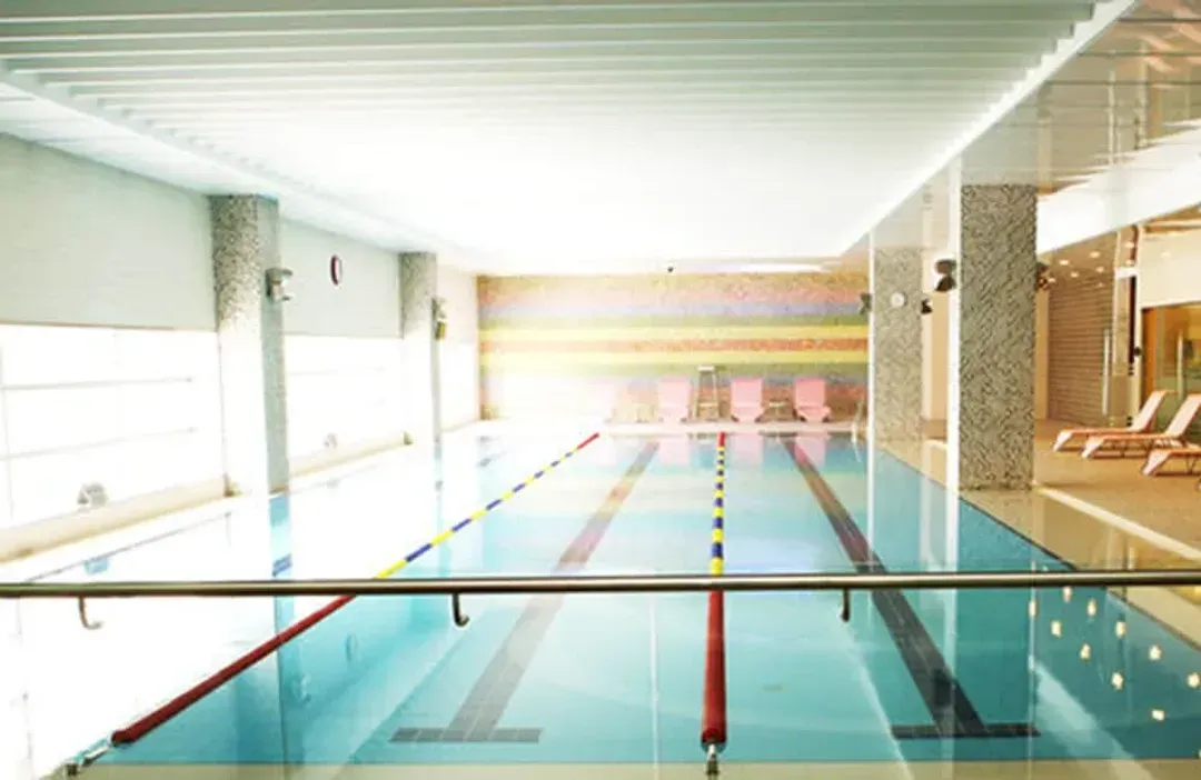 Indoor/outdoor pool