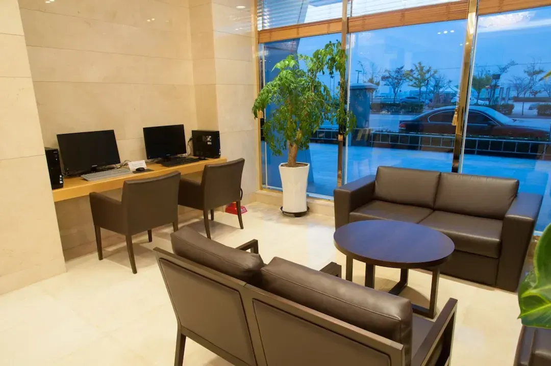 Lobby lounge