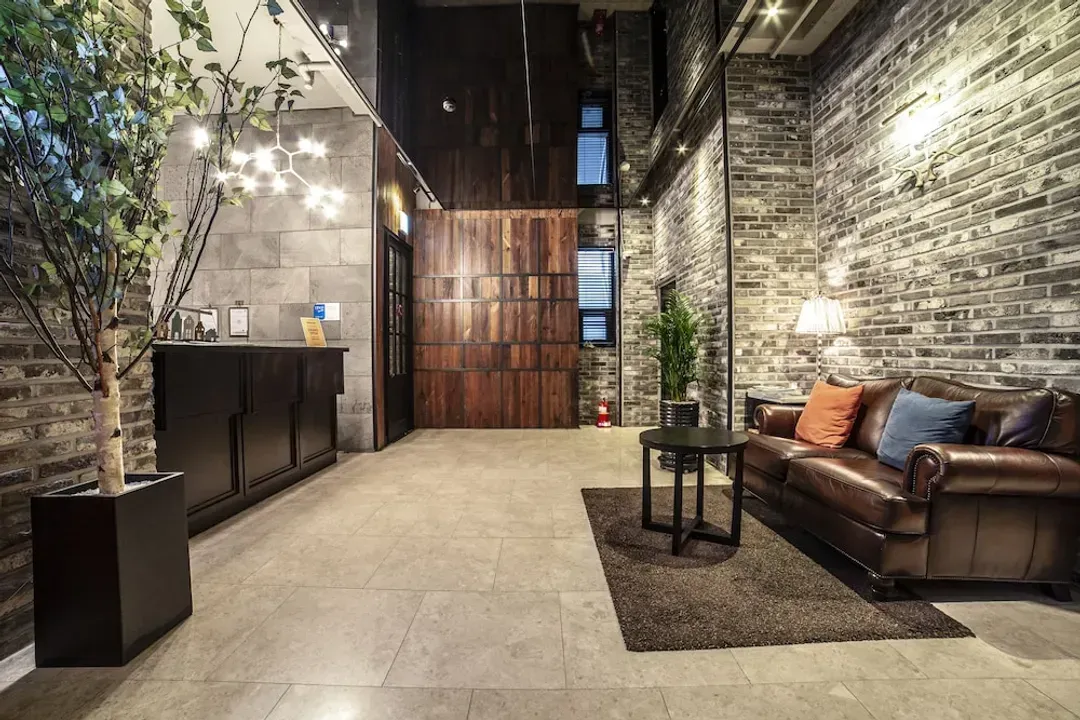 Lobby lounge