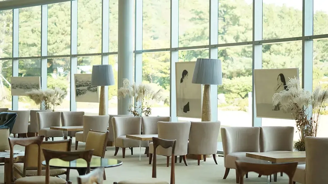 Lobby lounge