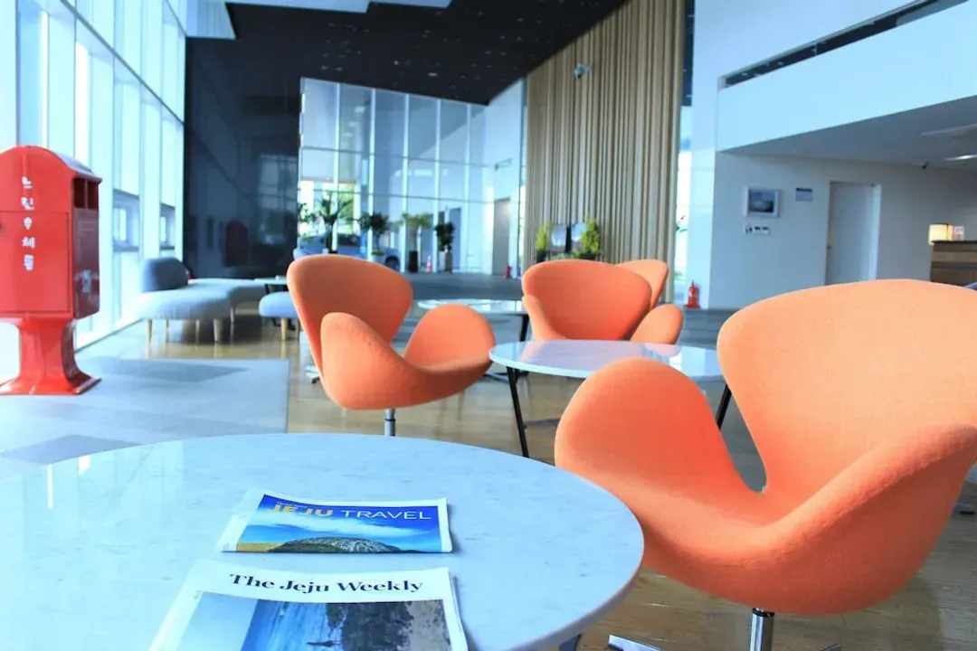 Lobby lounge