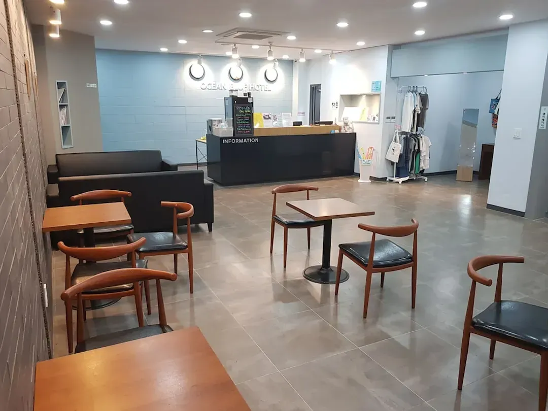 Lobby lounge