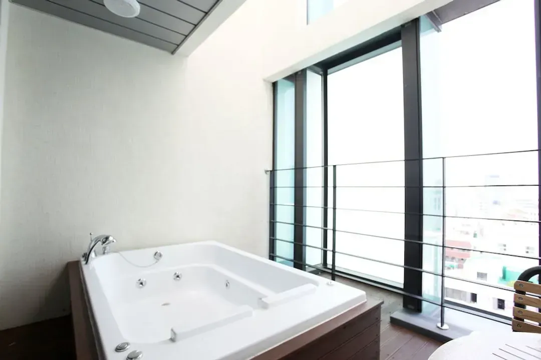 Deep soaking bathtub
