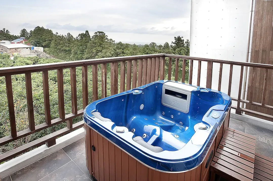 Jetted tub