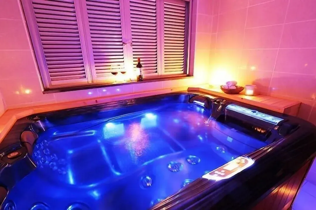Indoor spa tub