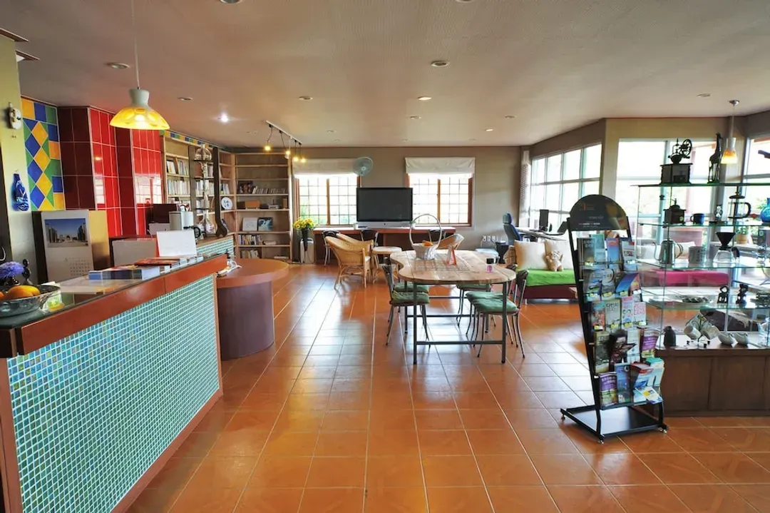 Lobby lounge