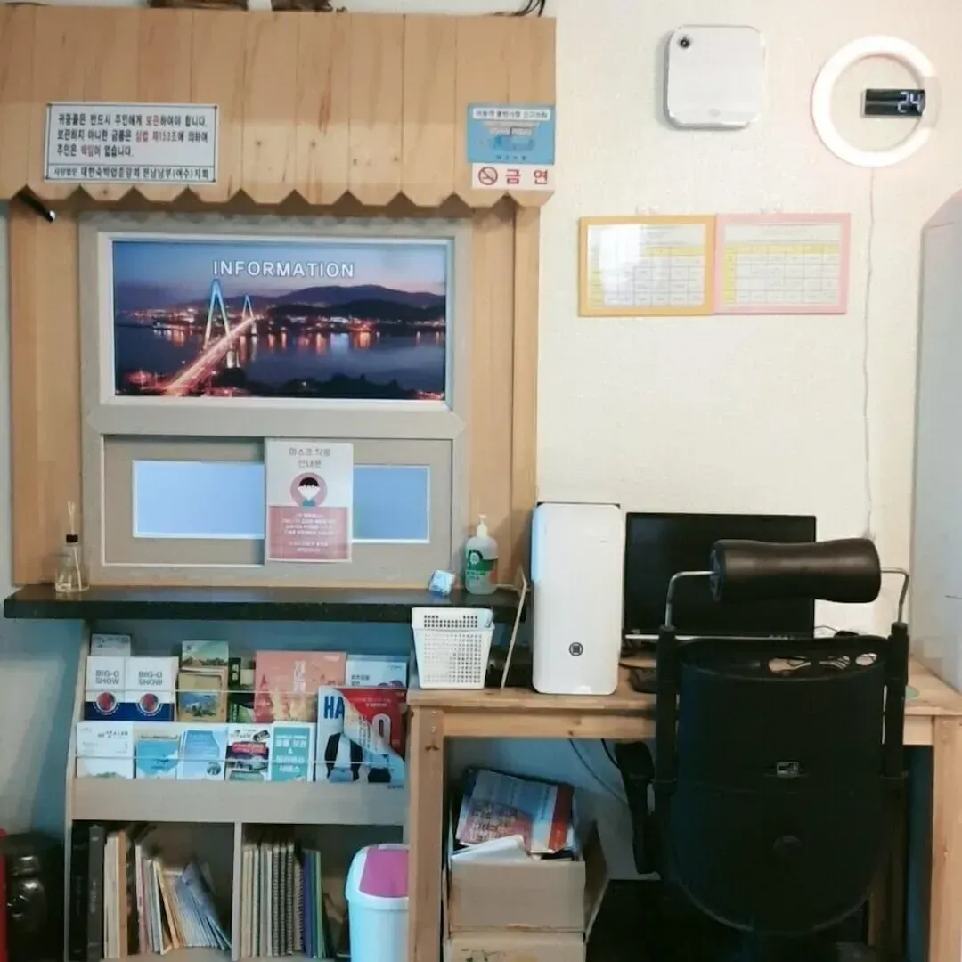 Check-in/check-out kiosk