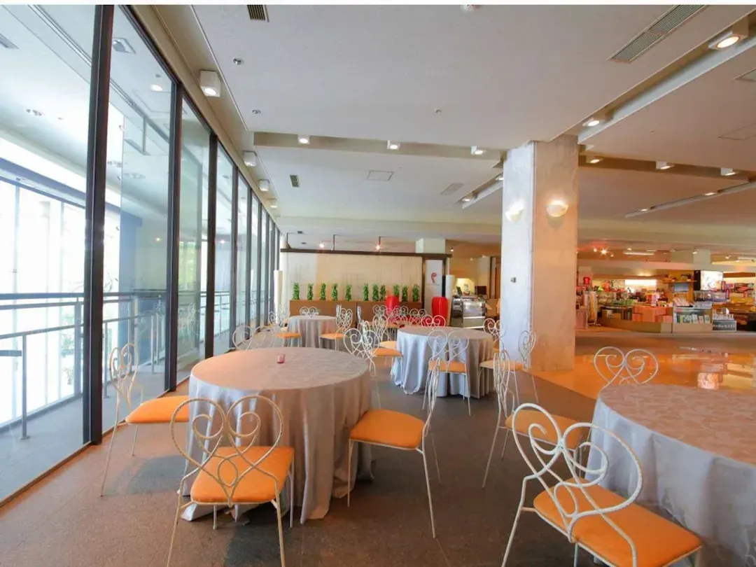Lobby lounge