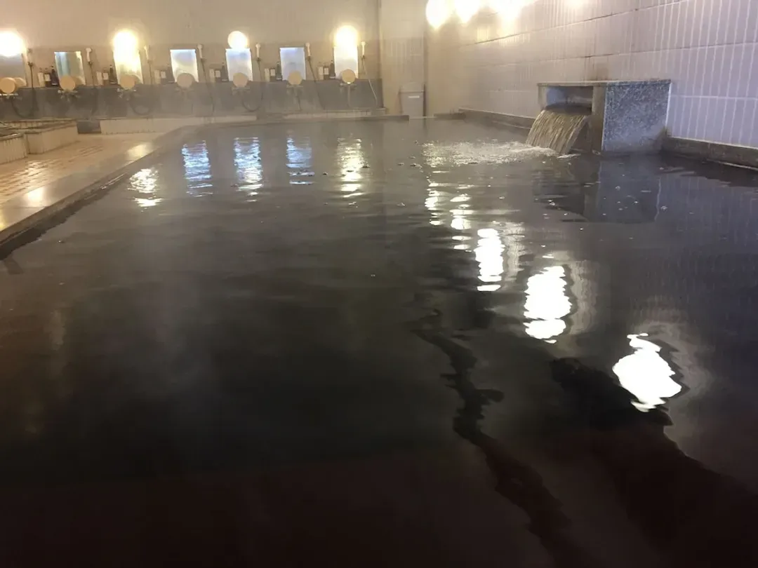 Indoor spa tub