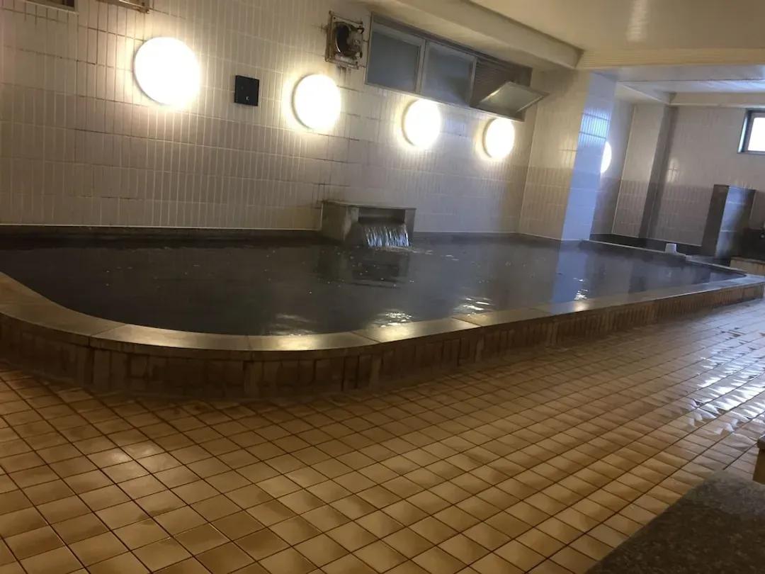 Indoor spa tub