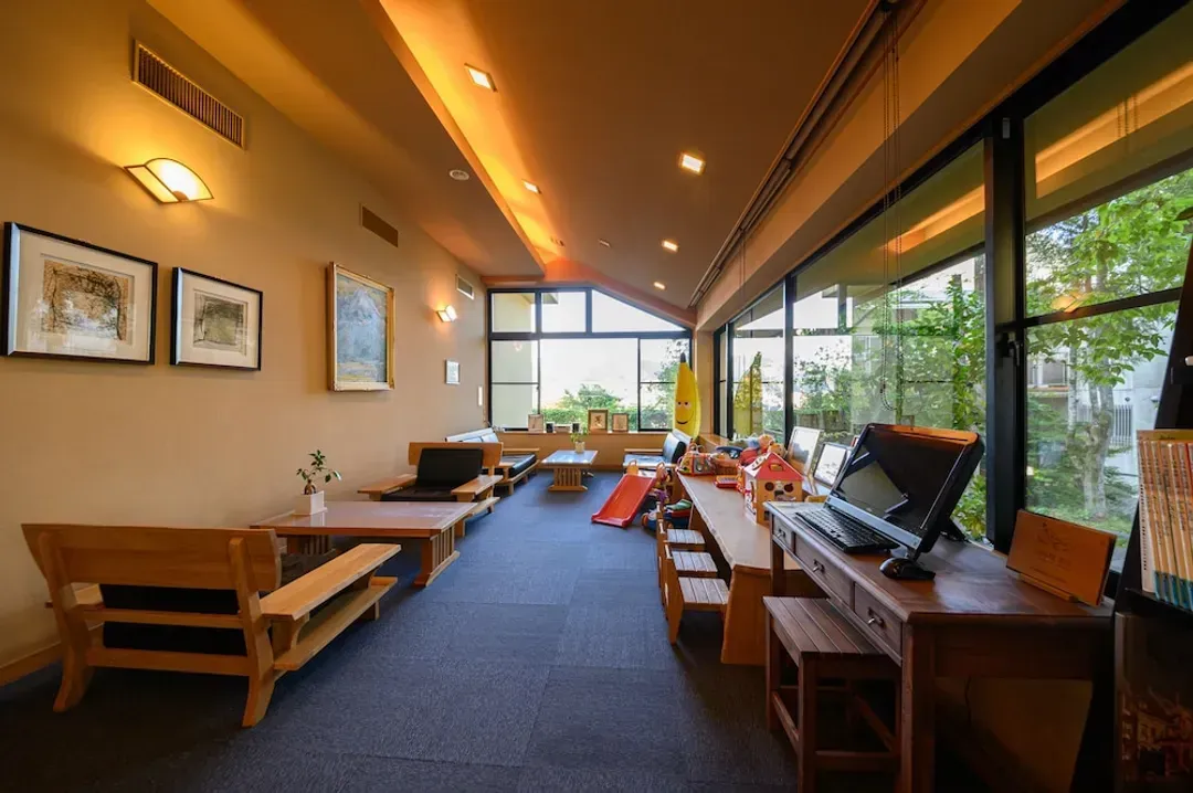 Lobby lounge