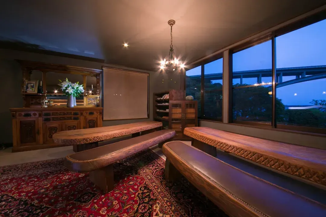 Lobby lounge