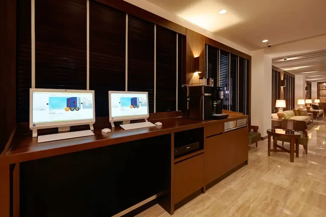 Lobby lounge
