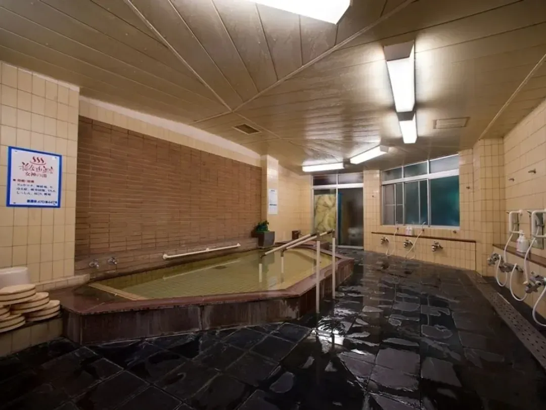 Indoor spa tub