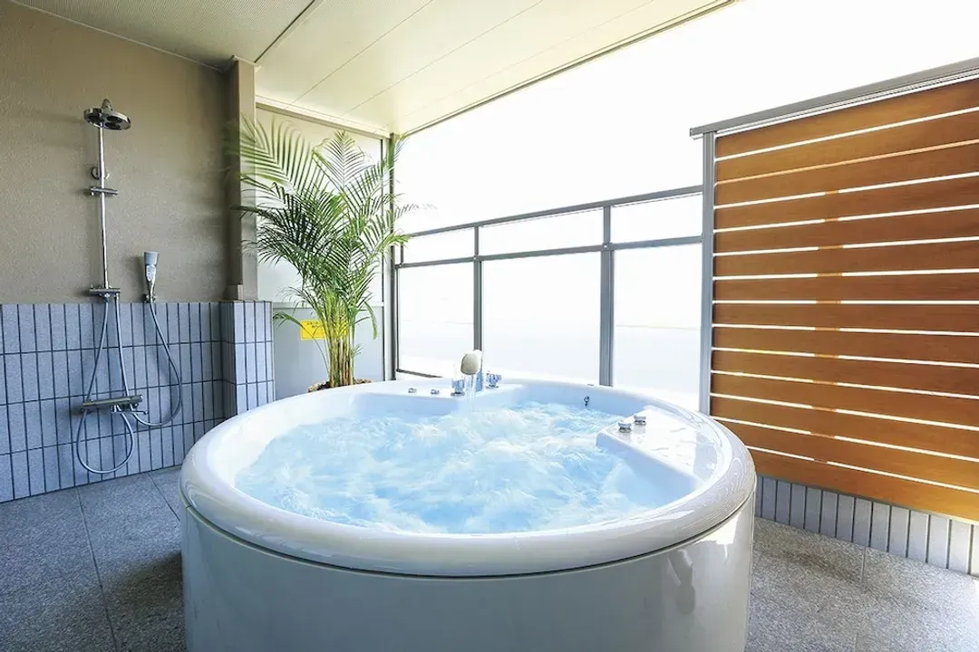 Deep soaking bathtub