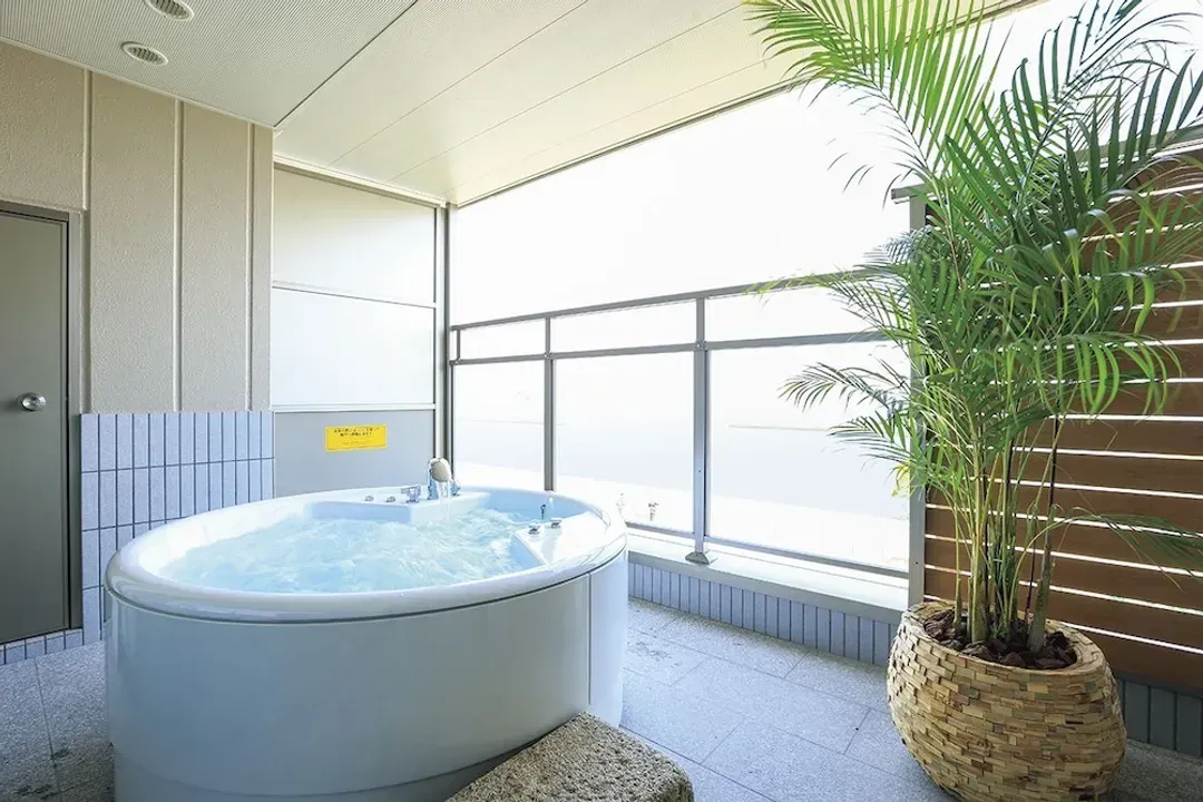 Deep soaking bathtub