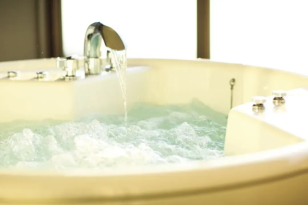 Deep soaking bathtub