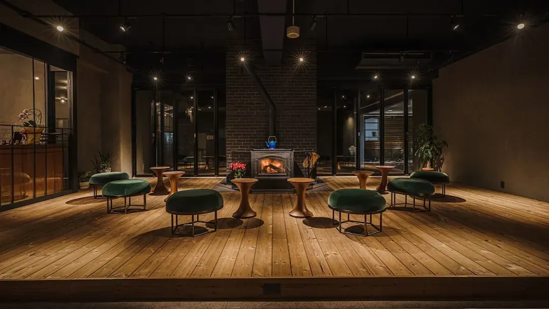 Lobby lounge