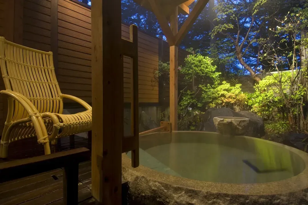 Indoor spa tub